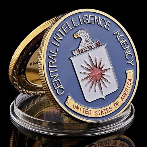 Pamiątkowa Moneta CIA Centralna Agencja Wywiadowcza Dwustronna 4 cm 3 mm 28 g Pozłacany Metal z Rzeźbą Orła Pieczęcią USA i Ochronną Kapsułą