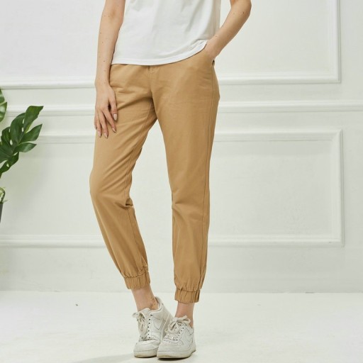 Pantalones de mujer con elástico en las piernas.