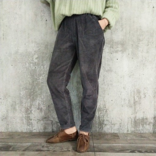Pantalones holgados de mujer con cintura elástica.