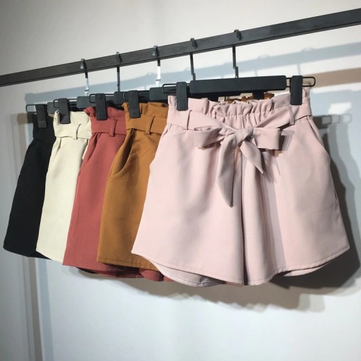 Pantaloni corti da donna con fiocco