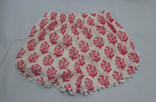 Pantaloni corti da donna con fiori rossi