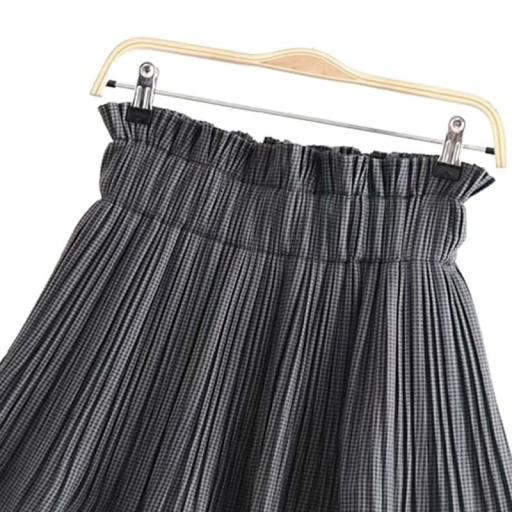 Pantaloni corti da donna con volant A905