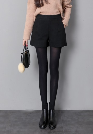 Pantaloni corti neri da donna