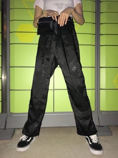 Pantaloni de damă cu motiv dragon