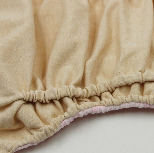 Pantaloni esterni con bottoni rosa