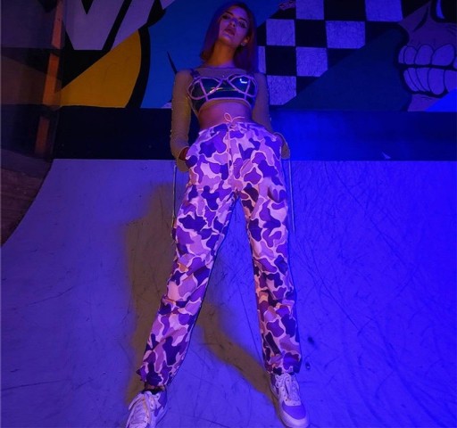 Pantaloni mimetici da donna viola