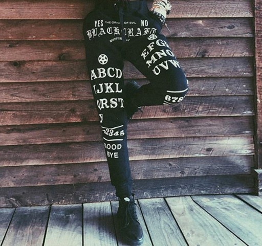 Pantaloni neri da donna con scritte