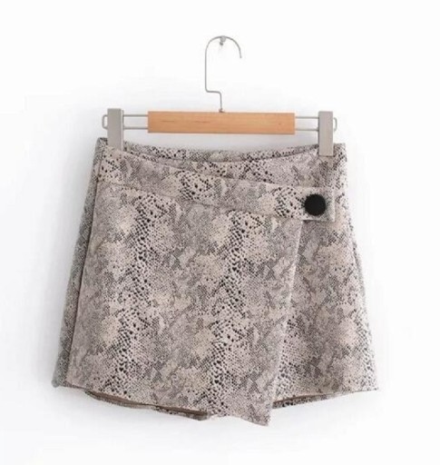 Pantaloni scurți de femei cu model șarpe A709