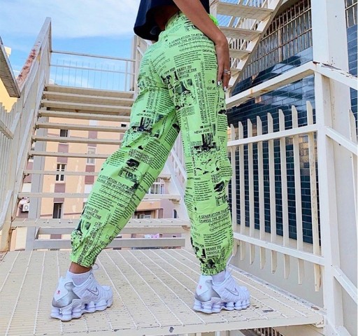 Pantaloni verdi da donna con scritte