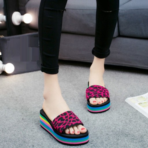 Pantofle damskie na leopardzie