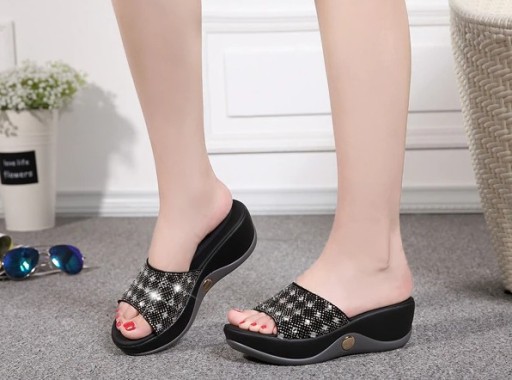 Pantofole da donna con piattaforma A2459