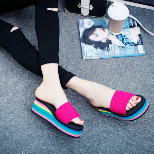 Papuci colorati pentru femei pe o platforma