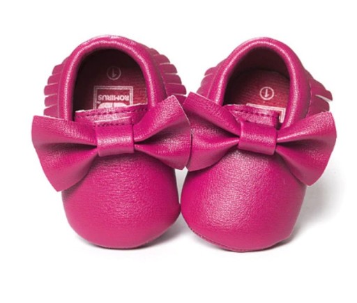 Papuci de fată cu o panglică Papuci de fată cu o panglică