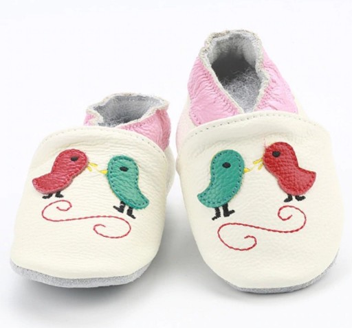 Papuci din piele pentru bebeluși cu păsări