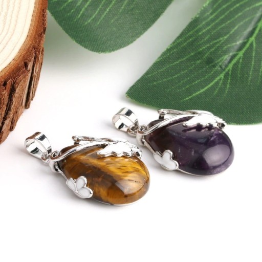 Pendente feminino com pedra e borboleta