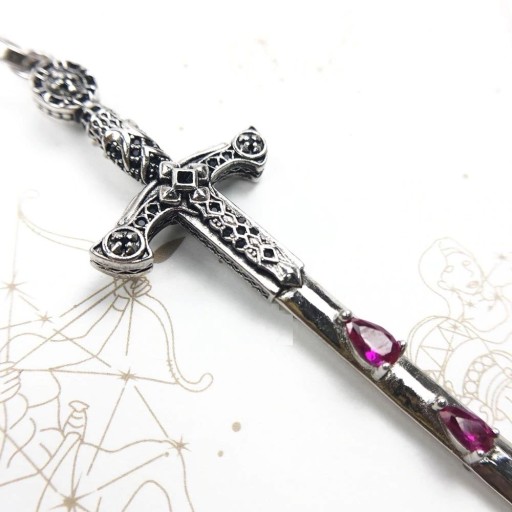 Pendentif épée