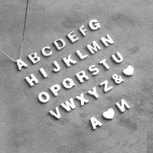 Pendentif féminin avec la lettre de l'alphabet D430
