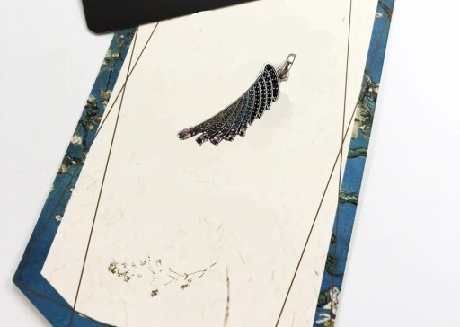 Pendentif femme aile