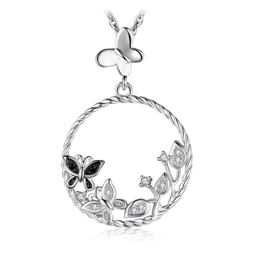 Pendentif femme papillons dans un cercle