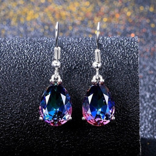 Pendientes colgantes de mujer con cristal.
