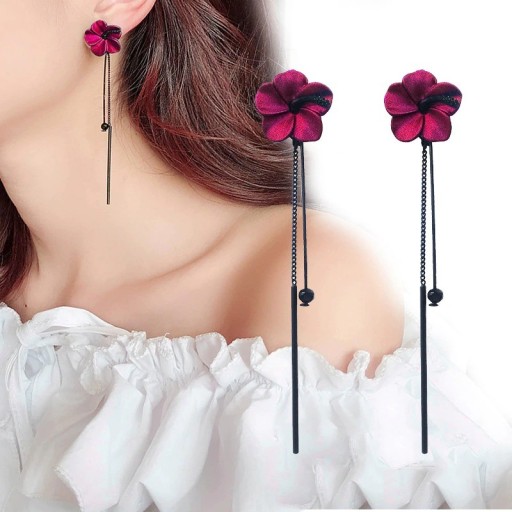 Pendientes colgantes de mujer con flor.