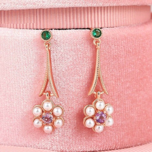 Pendientes colgantes de mujer con piedras y perlas.