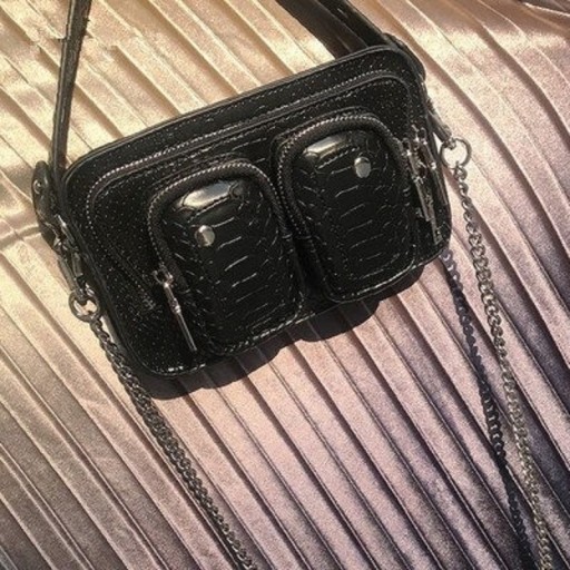 Pequeño bolso de hombro para mujer con patrón en relieve de piel de serpiente Dos bolsillos frontales con cremallera Correa y cadena