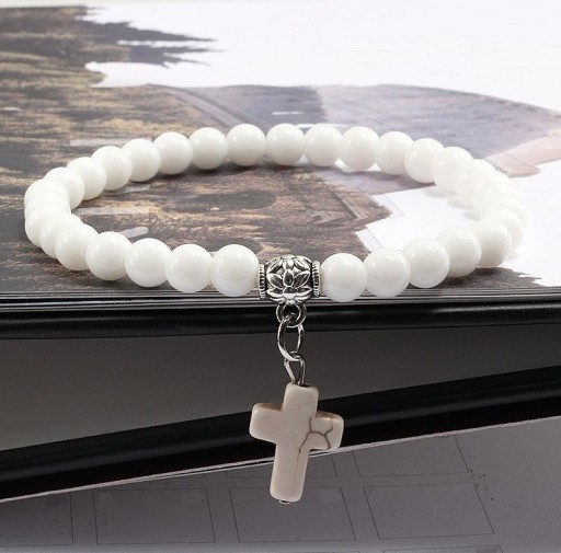 Perlenarmband mit Kreuz