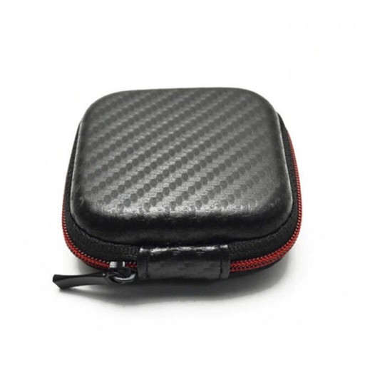 Piccolo astuccio da viaggio per piccoli oggetti Struttura rigida in EVA e PVC Superficie nera con motivo in carbonio Zip rossa Tasca a rete