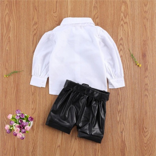 Pigebluse og lædershorts