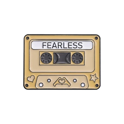 Pin emailat casetă muzicală FEARLESS cca 2,8 × 2 cm broșă metalică bej retro insignă pentru rever rucsac geantă îmbrăcăminte