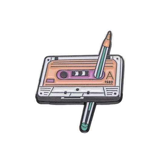 Pin emailat cu casetă muzicală și creion, motiv retro, cca 2,5 × 2,8 cm, broșă metalică, insignă portocalie-verde pentru rever, rucsac, geantă