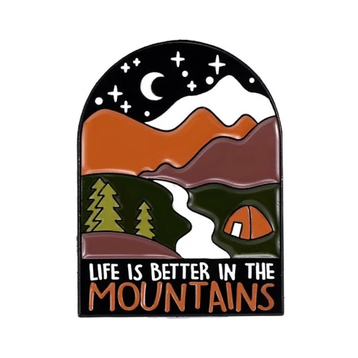 Pin odznak Life is better in the mountains motyw góry namiot noc 3 x 2,2 cm metalowy wielokolorowy dodatek do plecaka turystyka