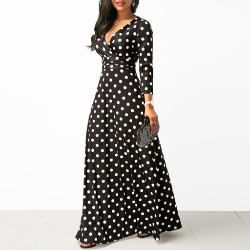 Pitkä pilkullinen mekko