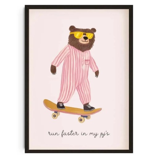 Plakat på väggen björn på skateboard 40 x 60 cm tryck på duk rosa bakgrund barnmotiv dekoration till barnrum utan ram