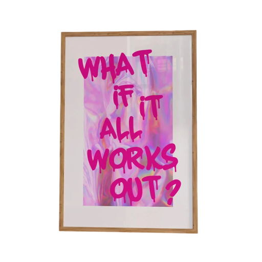 Plakat til væggen What If It All Works Out 40 x 60 cm tryk på lærred pink tekst farvet baggrund indretning uden ramme