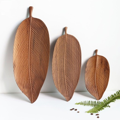 Plateau en bois en forme de feuille