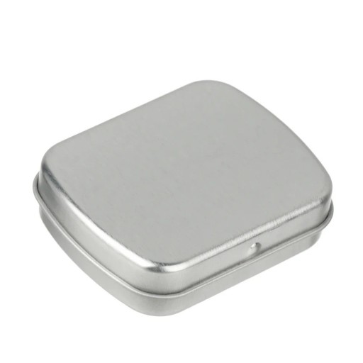 Plechová krabička na šperky a drobnosti 5,8 × 4,5 × 1,5 cm kovová dóza s otevíracím víkem balení na léky bonbony