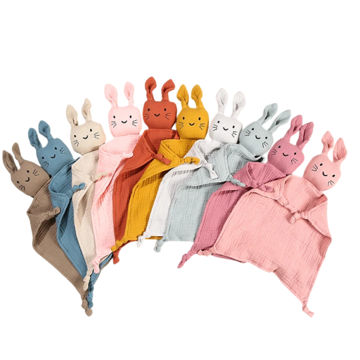 Plyšák s dečkou pre bábätká s vycpanou hlavičkou zajaca s dlhými ušami vyšitým tvárou a s uzlíkmi v rohoch o rozmere 30 x 30 cm