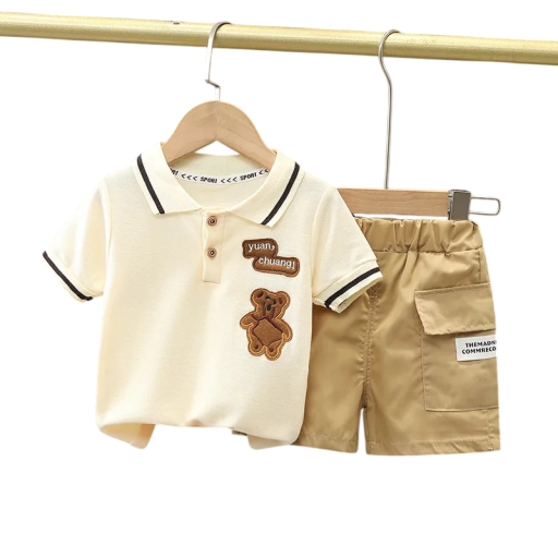 Poikien polo-paita karhuteemalla ja beige joustohousut taskuilla V-kaula-aukolla ja napilla