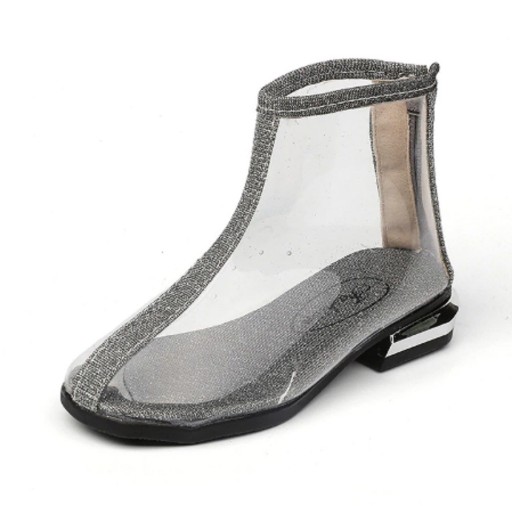 Półprzezroczyste buty dziewczyny