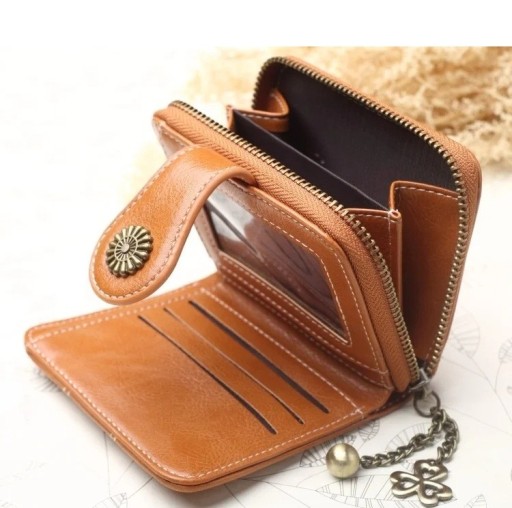 Portafoglio da donna in pelle cerata con logo fiore, ciondolo trifoglio e pallina sulla zip, scomparti per carte, tasca per monete, design elegante