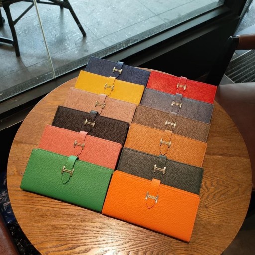 Portafoglio in pelle da donna con fibbia M154