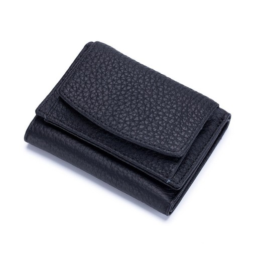 Portefeuille mini femme en cuir véritable Forme compacte pliable avec rabat Surface grainée Bords surpiqués Dimensions 10 x 7 x 3 cm