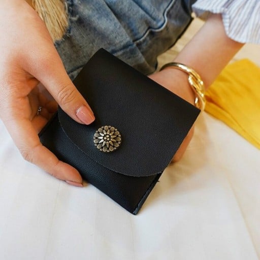 Portefeuille mini pour femme en cuir PU Rabat arrondi avec un bouton décoratif en métal en forme de fleur Forme carrée Dimensions 10 x 10 x 2 cm