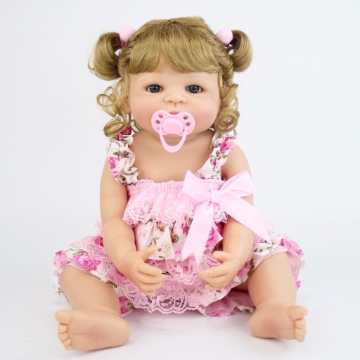 Poupée avec des cheveux ondulés 55 cm