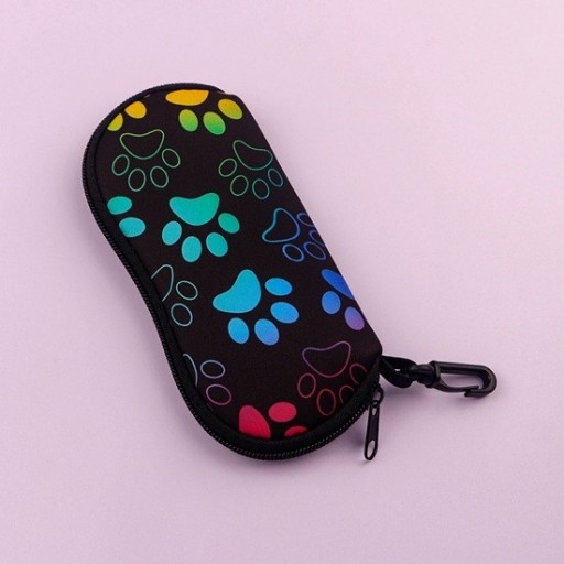 Pouzdro na brýle 17,9 x 8,5 cm černé s barevnými tlapičkami Stylové pouzdro s karabinou Ochrana brýlí Zipové zavírání