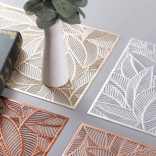 Prostière avec motif de feuilles