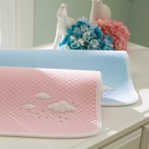 Protège-matelas pour enfant avec des nuages