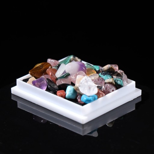 Pudełko z surowymi minerałami